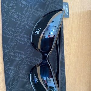 New in box polarized Oakley sunglasses with case black